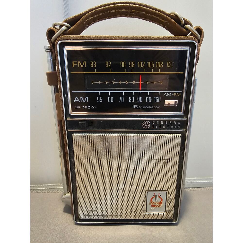 Vintage General Electric (GE) P-975D 15 AM/FM Transistor Radio - Works